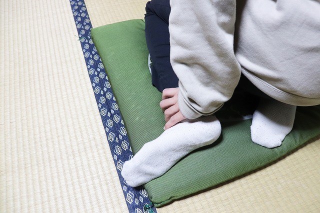 あぐらをかくと足がしびれる？